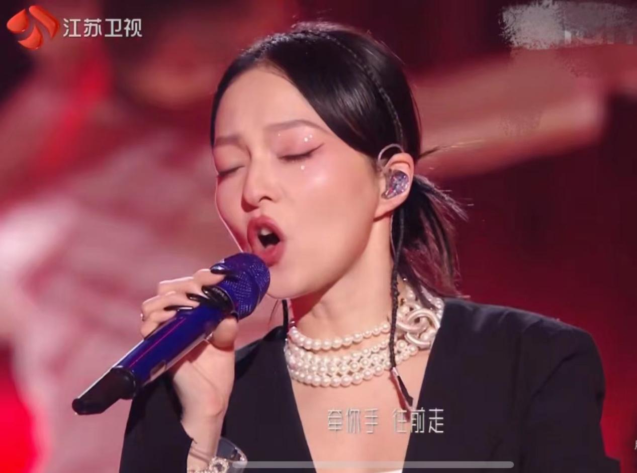 张韶涵|江苏跨年雷点多!谭维维造型臃肿,张韶涵颈纹明显,孙楠疲惫显老