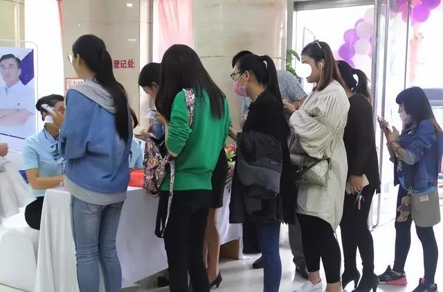 回顾社死现场!19岁女生尝试化妆品瓶子,瓶盖掉了引发腹痛去医院