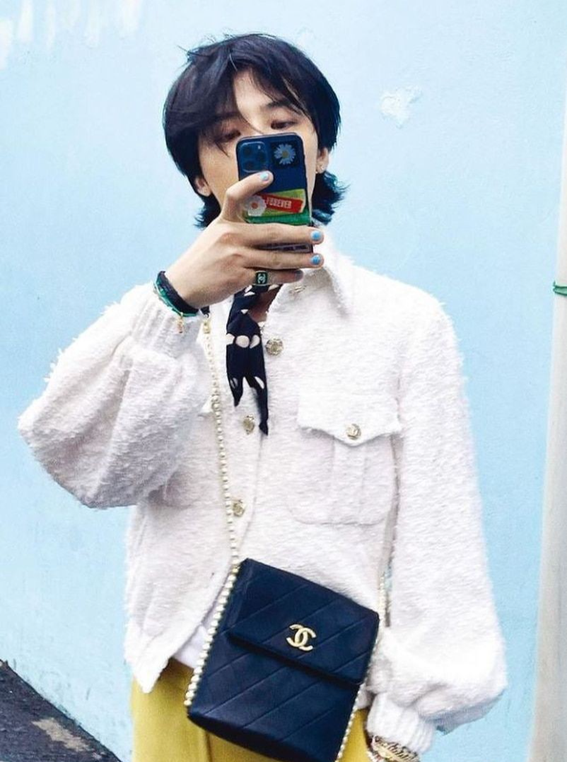 金智妮 Jennie示范着装,樱花粉色赏樱气色真好,不化妆也可以。