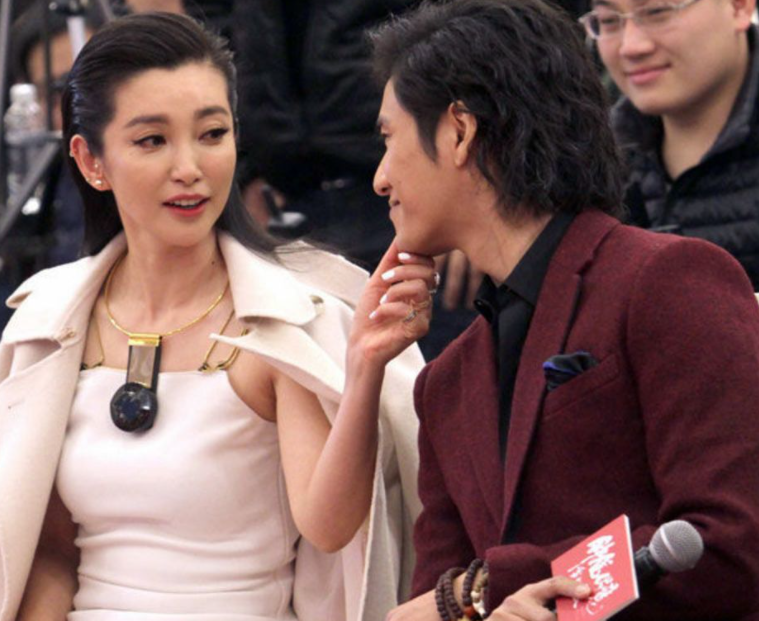 陈坤|当着记者面，她搂住了陈坤还亲了一口，网友惊愕：这是要官宣吗？