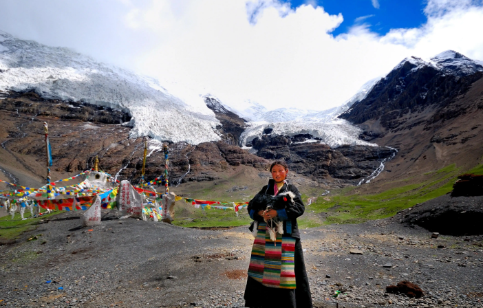 |布达拉宫很雄伟，很有特色，在沿海省份看不到这样美这样大的宫