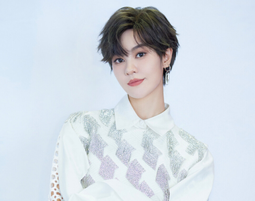 郁可唯|郁可唯:出道多年不温不火,因唱错词走红网络,救场方式让人服气