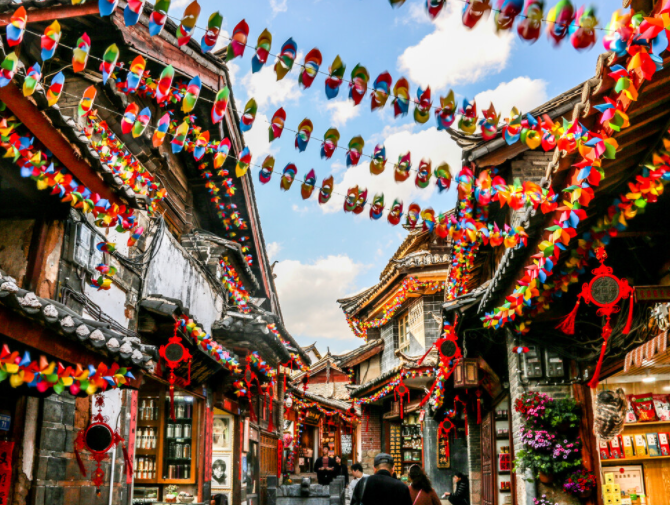 云南|来到云南不能错过的四个景点，玉龙雪山如同仙境，热带雨林太壮观