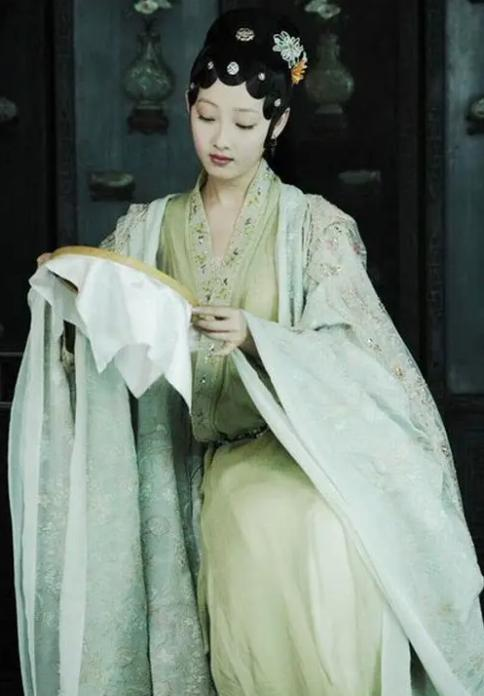 本泽马 秃头、大光明、鲶鱼刘海,发型成明星“照妖镜”?但这锅明星不背