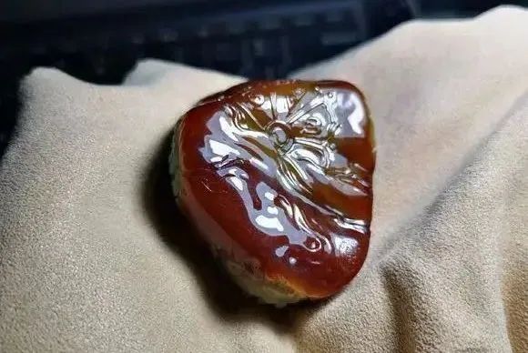 翡翠|?翡翠丨中千入手的大马坎翡翠原石,巧色巧雕齐天大圣,意境十足!