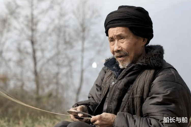 当年大爷想交养老金,遭儿子极力劝阻,如今晚年生活困难悔恨流泪