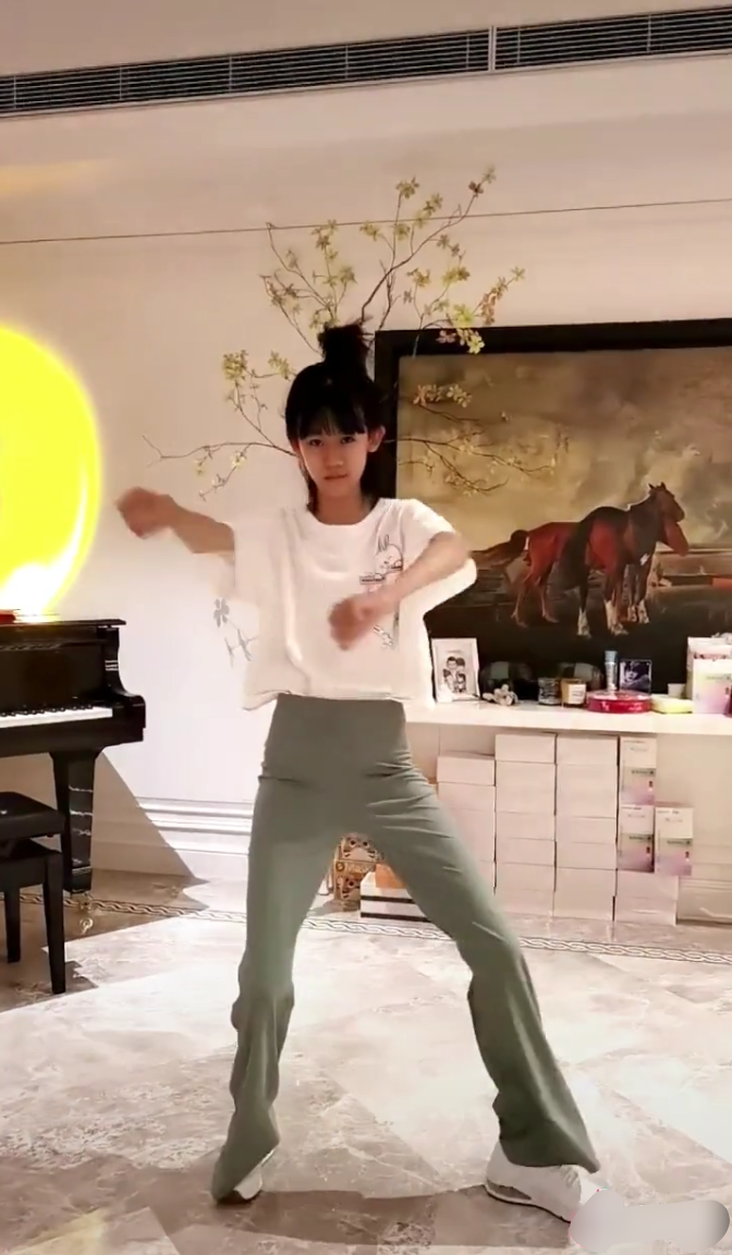 贝儿|陆毅女儿跳舞超炫，14岁贝儿四肢纤细修长如竹竿，身高优越似超模