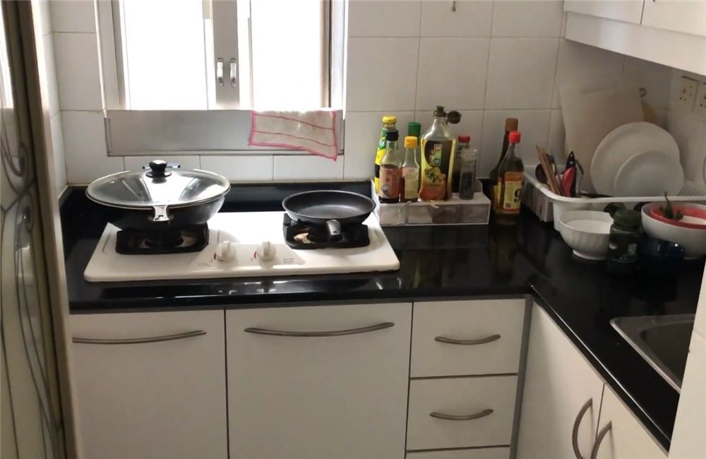 香港4位姑娘合租35㎡蜗居，卧室仅有5㎡，客厅也改成了卧室