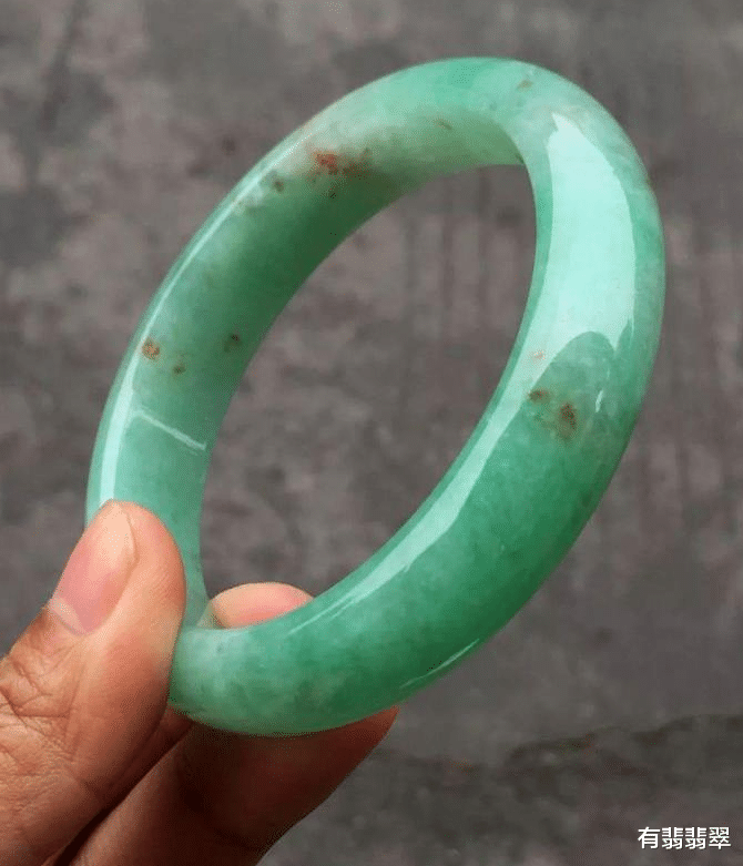 翡翠|洒金、雪花棉这些“小瑕疵”的出现，真的影响了翡翠的美感吗？