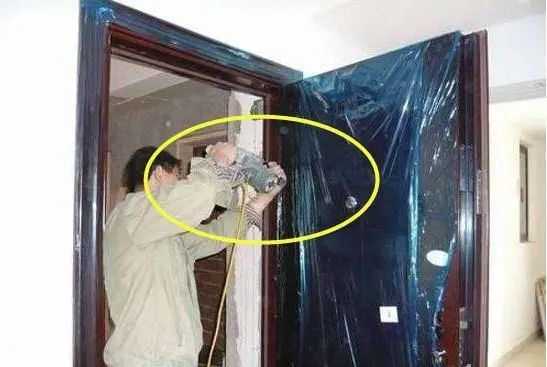 防盗门要不要灌浆?老师傅家里都这么做,后悔我家装早了!