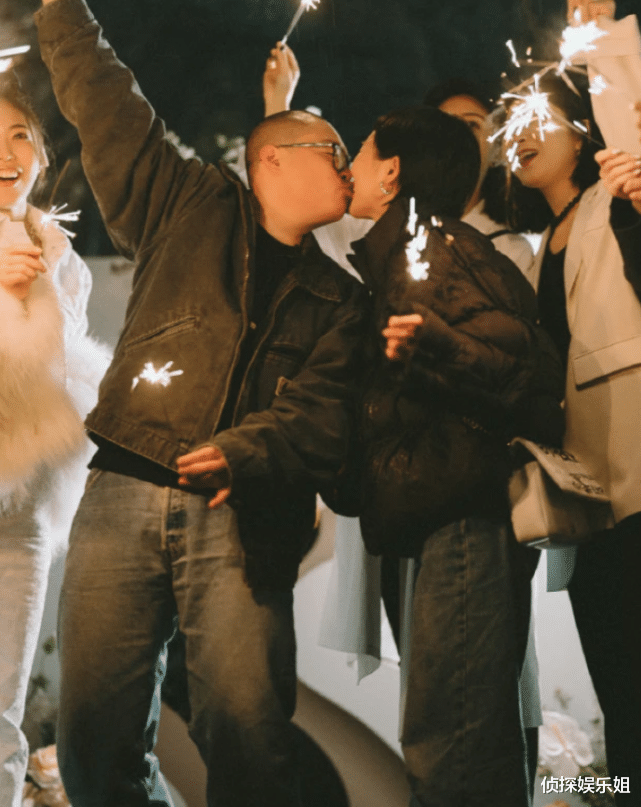 郝劭文|郝劭文520与老婆领证，小两口贴头合影秀结婚证，夫妻相超足