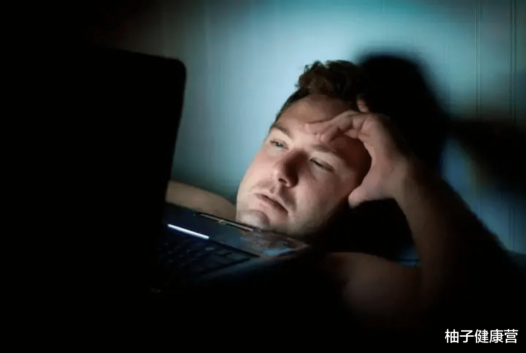 熬夜|身体7个并发症，要警惕心梗来临，长期熬夜人群别大意