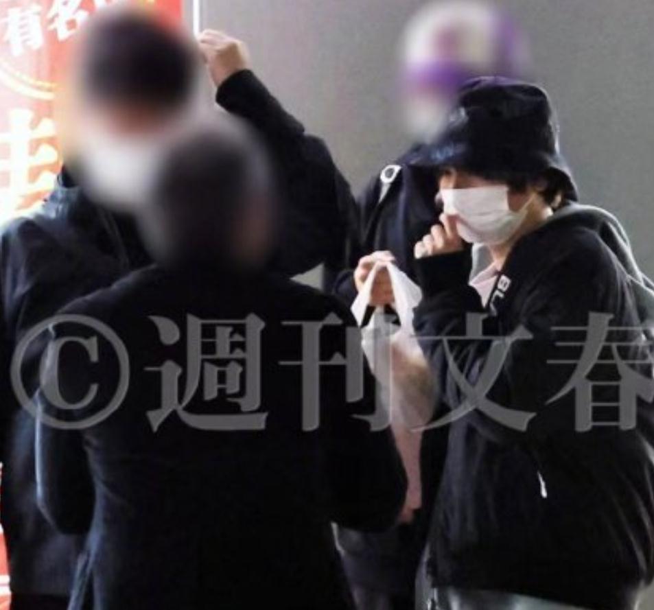 拥抱|男星被曝一晚约会三位女性!街头亲密拥抱好暧昧,本人已道歉