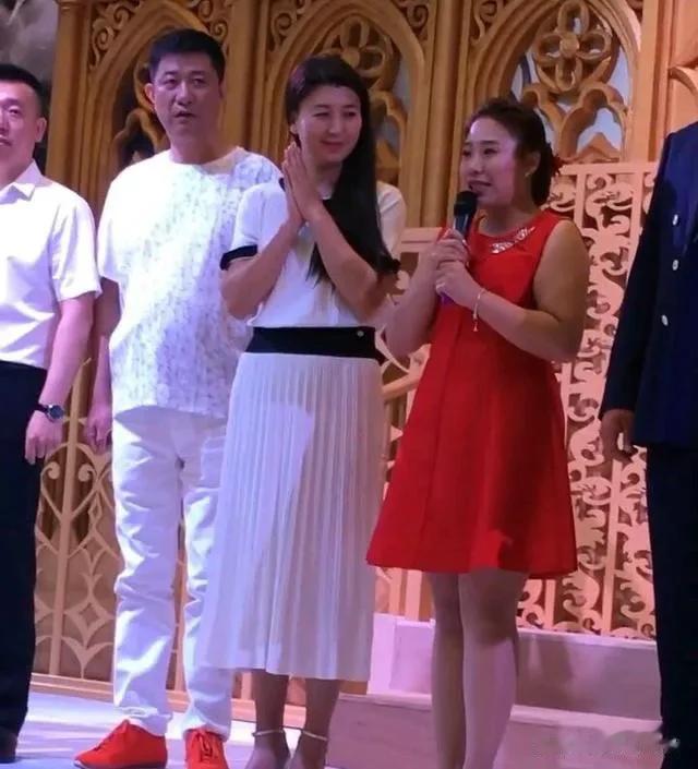 闫学晶|50岁闫学晶升级当奶奶，女儿年仅6岁，儿媳徐梦迪晒产后素颜照