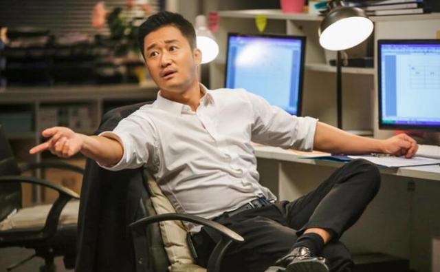 吴京|48岁吴京旅居广东佛山！大排档聚会喝酒接地气，面带微笑状态好