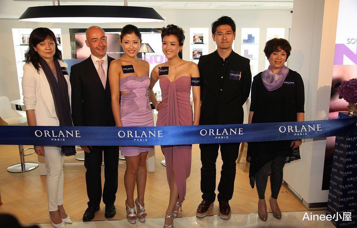 洪金宝|陈茵微和洪金宝儿媳妇同框，都穿抹胸裹身裙窈窕精致，显出好气色