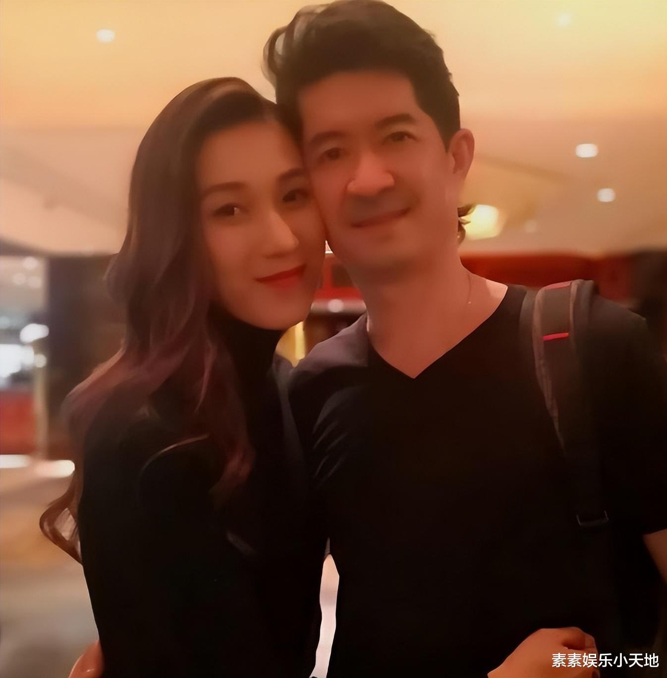 钟嘉欣|钟嘉欣三胎生女,晒一家五口的握手照,亲吻闭眼熟睡的女儿