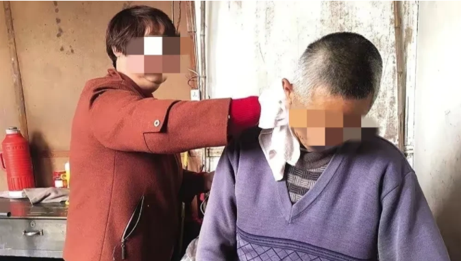 辽宁阜新,一男子脑出血导致下身瘫痪不能自理,唯一的女儿竟然对他不管不问