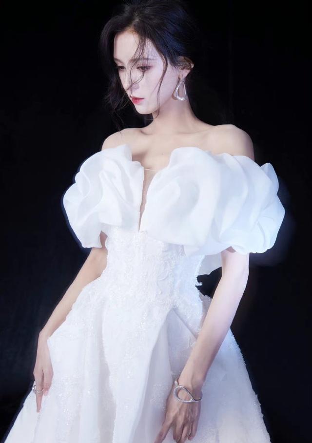 张予曦|张予曦穿露肩抹胸长裙大秀香肩!肤白貌美大长腿性感撩人