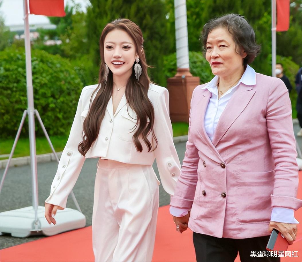 辛巴女徒弟直播放话:银行卡里的钱够花一辈子,父亲留下16套房产