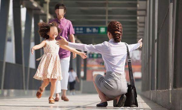 流行|“上班式带娃”正在流行,老人和儿女互不打扰,孩子也有人照看