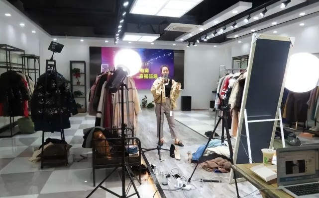 电子商务|“活下去”才是当务之急,满大街旺铺转让,实体店的出路在哪?