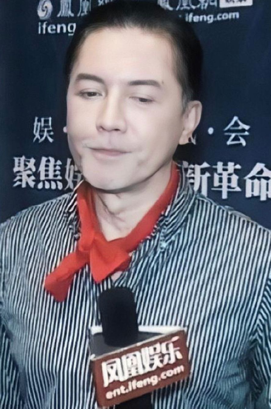 创业板指 尊龙老了依然是男神，白发不染仍有贵族气质，优雅到骨子里的男人