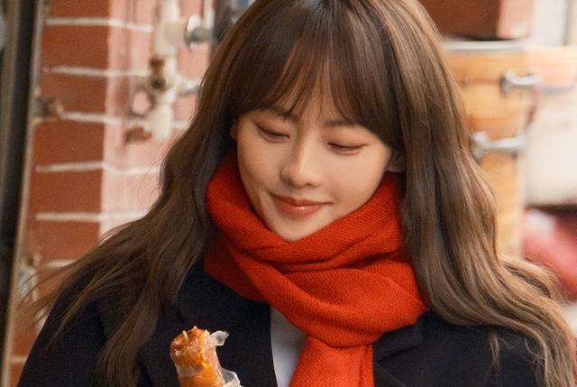 张嘉倪|张嘉倪懒理与买超婚变风波,穿挂脖裙烫羊毛卷,细节暴露婚姻状态