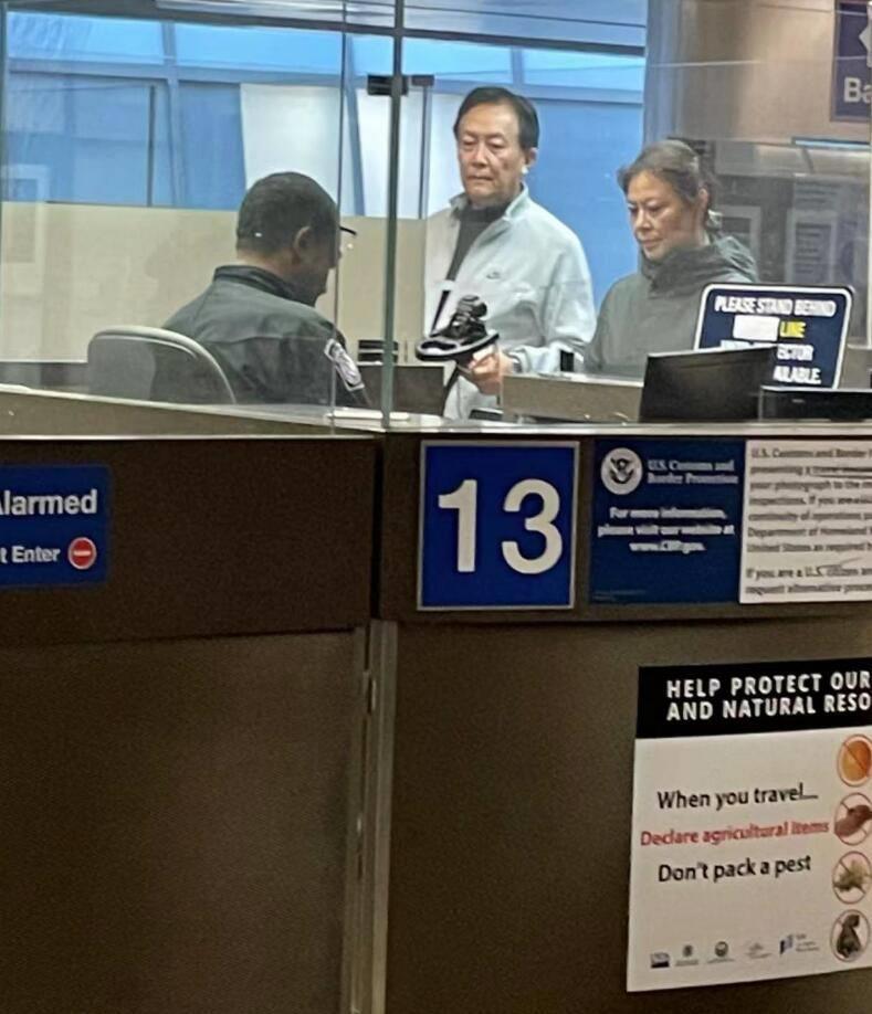 哈里王子|唐国强美国粉丝家中做客,海鲜珍馐茅台应有尽有,粉丝相当自豪