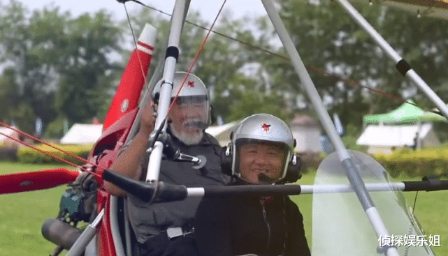 张纪中|老当益壮！71岁张纪中陪妻儿玩滑翔机，不顾高龄风险尽显宠溺
