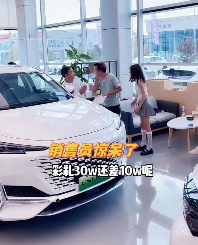 男子给未婚妻买车，却遭未婚妻打耳光，网友：这女孩娶不得