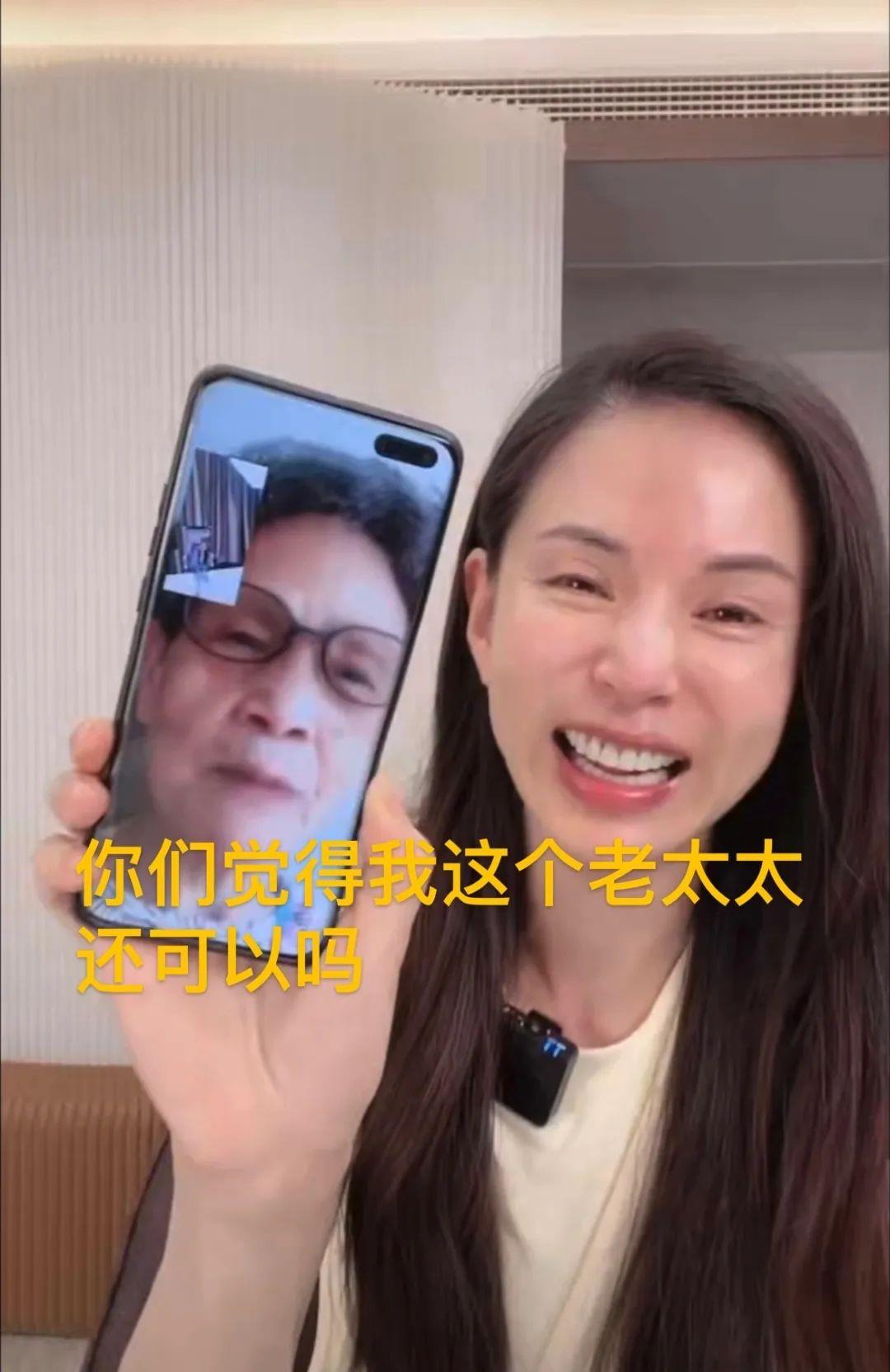 李若彤|逃过了刘畊宏逃不过李若彤,李若彤母亲节直播健身,带妈妈首亮相