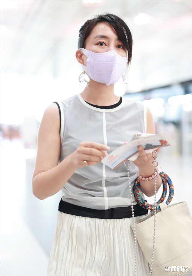 马苏真不知道自己啥身材，两件背心叠穿有点紧，褶皱裤还挺显瘦的