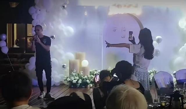 汪峰|闹掰？51岁汪峰晒全家福庆生，子怡坐角落满脸不悦，疑与继女有关