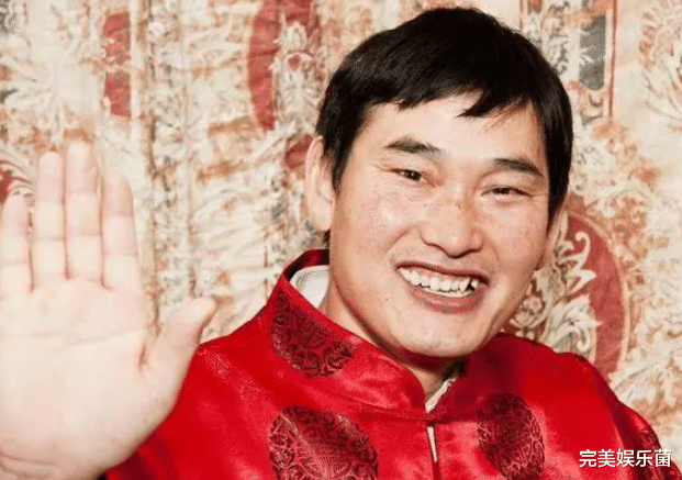 朱之文|袁庆穿着暴露和大衣哥拍合照,后者春心荡漾直跳舞,网友:丢人