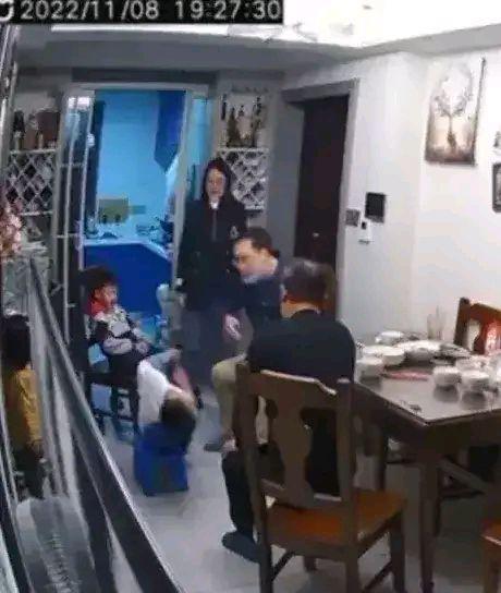 |媒体:网暴掌掴幼儿男子单位不合适