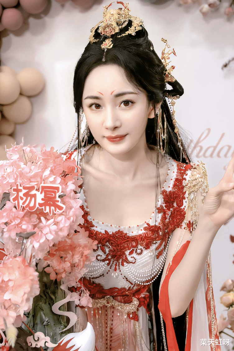 杨幂|杨幂剧组庆生照曝光,与龚俊合体超养眼,粉丝派200架无人机应援