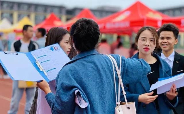 大学生|为了防止员工“摸鱼”，公司下班检查手机使用时长，真是离了大谱