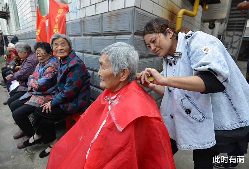 为什么越来越多的男人选择到路边摊剪头发或者买自理发神器？