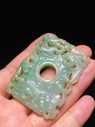 乾隆|清乾隆 老坑飘绿翡翠 龙凤纹 韘形玉珮 鸡心珮