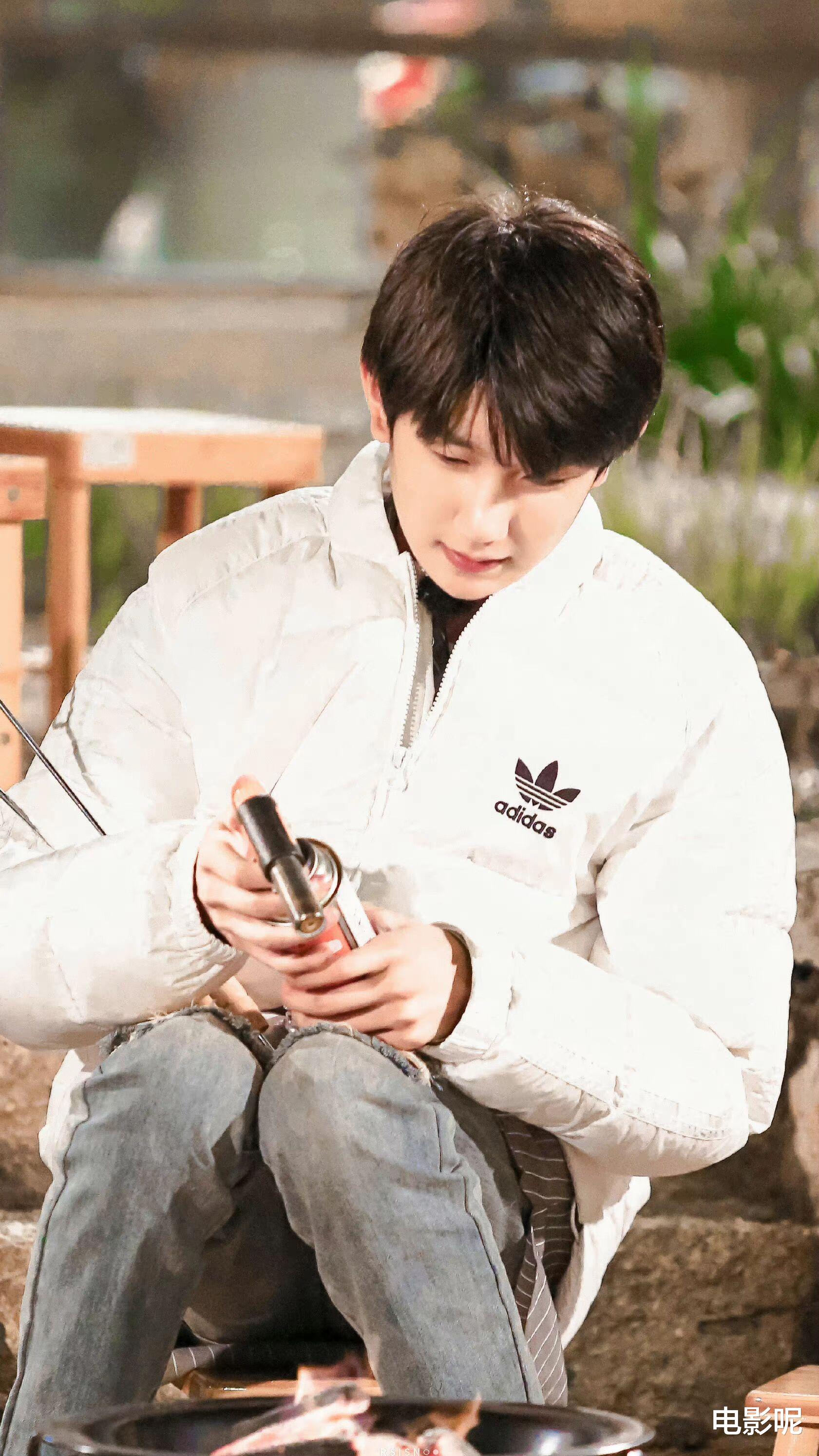 王源|王源背手闲逛的姿态，像极了公园老大爷！