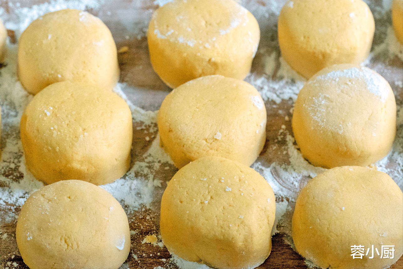 立秋润燥,饮食上可“减辛增酸”,多吃“3黄2白1红”,润肺养胃