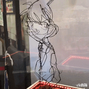 “女孩啊,这就是找个没车男友的下场!”下雨天就更难堪了