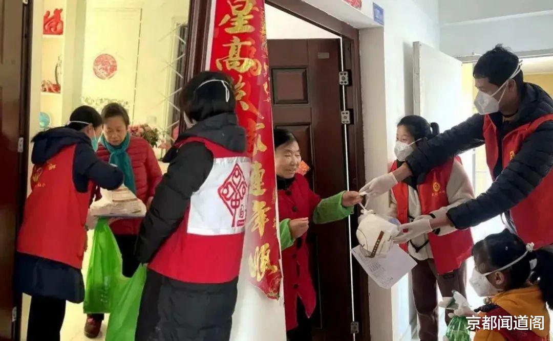 敲门行动,把党的温暖贯通到家庭的最后一步