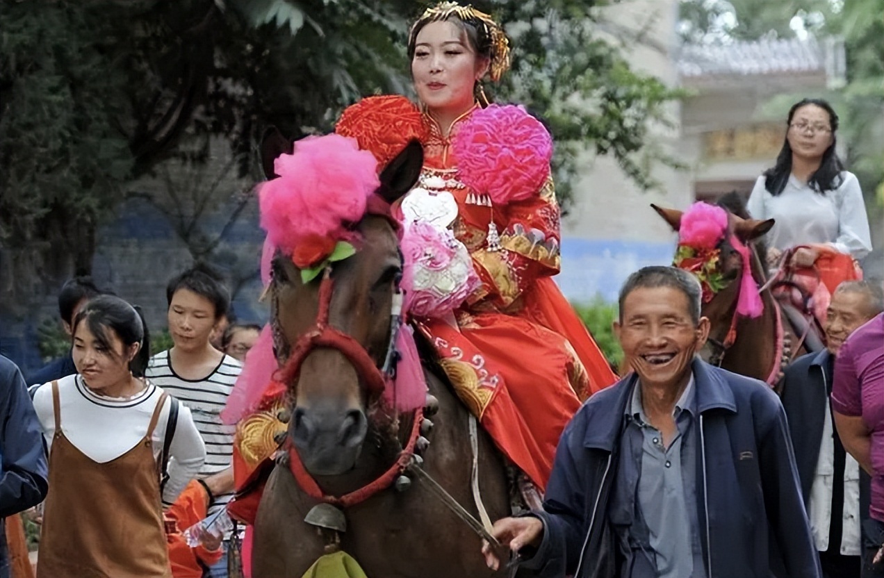 1997年，河南老农埋下2坛“女儿红”，如今爱女结婚，酒咋样了？