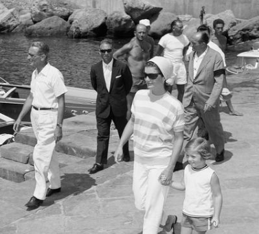 杰奎琳|杰奎琳:20多岁嫁给肯尼迪,30多岁就遭嫌弃,拿着几千万优雅转身