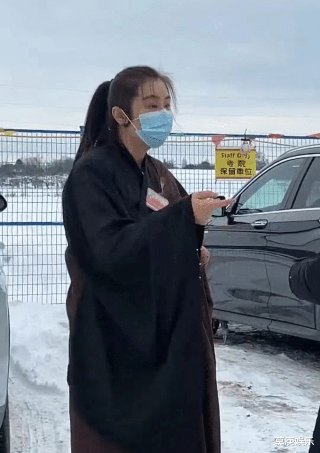 王祖贤|55岁王祖贤近照罕见曝露,身披僧袍虔心念佛,脸部浮肿疑整容失败