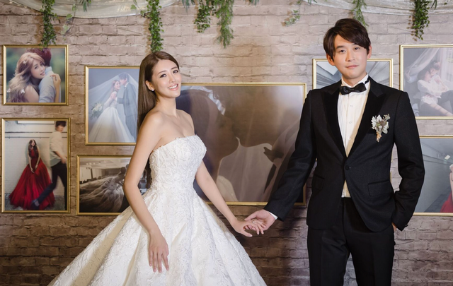 赖琳恩|艺人赖琳恩大方晒性感照,穿浴袍躺床上秀美背,引来老公不满评论