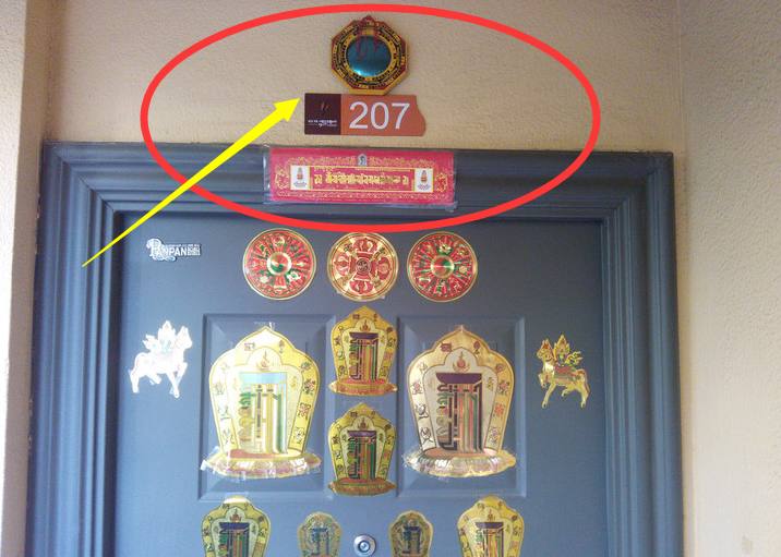 |看到对门挂这个，赶紧让他拆了，不然财运就要走下坡路了