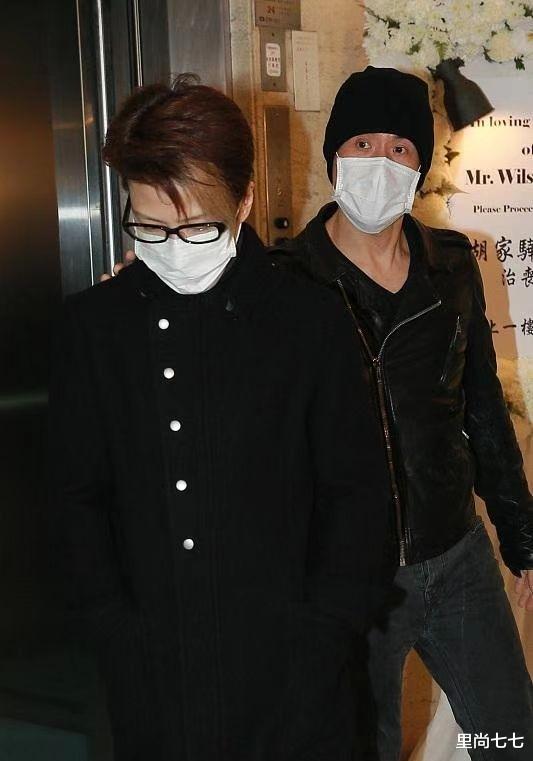 张学友|张学友夫妇罕见同框,妻子打扮知性好干练,一头红发变摩登女郎